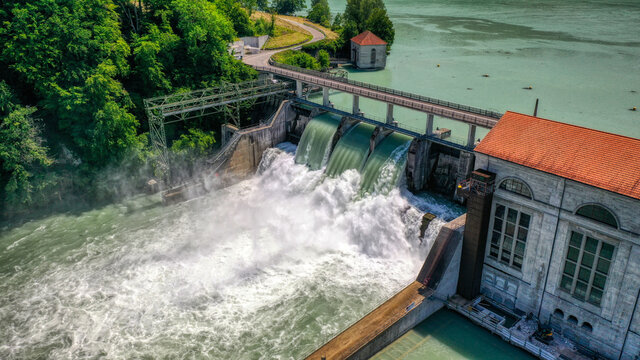 Offene Schleusen beim Wasserkraftwerk M&uuml;hleberg im Kanton Bern nach dem Hochwasser 2021, Schweiz
