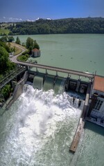 Fototapeta premium Offene Schleusen beim Wasserkraftwerk Mühleberg im Kanton Bern nach dem Hochwasser 2021, Schweiz