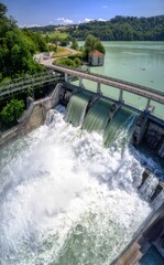 Offene Schleusen beim Wasserkraftwerk Mühleberg im Kanton Bern nach dem Hochwasser 2021, Schweiz