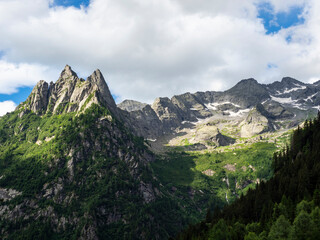 Fototapeta na wymiar Alpine valley in Val Masino
