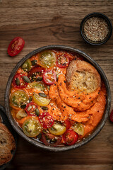 Plat de poivronade fait maison avec tomates apéritif