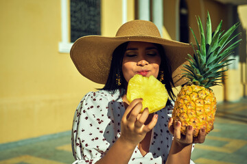 mujer con sombrero comiendo una piña en el centro de sincelejo