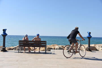 vieux âge pension retraite vacances plages mer Espagne océan seniors vélo 