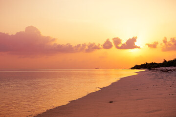 Obraz premium Beautiful tropical sunset with sea and sandy coastline