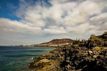 Skaliste wybrzeże wyspy Lanzarote - obrazy, fototapety, plakaty