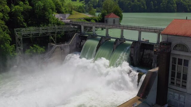 Offene Schleusen beim Wasserkraftwerk M&uuml;hleberg im Kanton Bern nach dem Hochwasser 2021, Schweiz