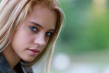 Naklejka premium face portrait of a girl with green and woods