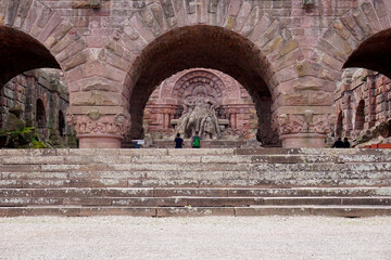 Blick durch eine Bogen auf Kaiser Barbarossa am Kyffhäuser