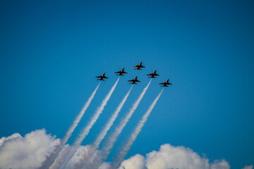 Air Force Jets Flying in Formation - obrazy, fototapety, plakaty