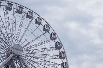 Fototapeta premium ferris wheel on a blue sky