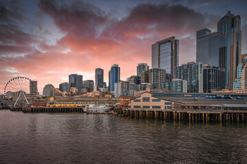 Obraz premium 2021-07-20 THE SEATTLE WATERFRONT FROM ELLIOTT BAY WITH A CLOUDY SKY.