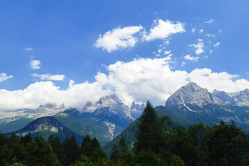 Bellissimo panorama delle montagne dal sentiero del lago Nambino in Trentino, viaggi e paesaggi in Italia