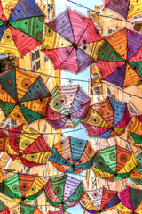 ombrelles très colorées suspendues dans une ruelle du Vieux Nice sur la Côte d'Azur