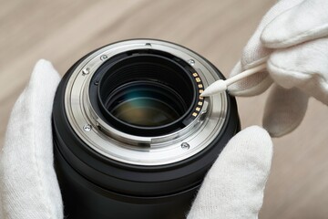 cleaning the electrical contacts of a modern lens using cotton q-tips