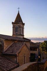 Obraz premium Clocher de l’Eglise Saint-Jean-Baptiste de Vénéjan au coucher du soleil (Occitanie, France)