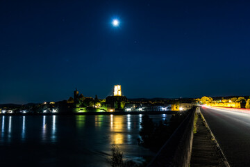 Fototapeta premium Vue nocturne en longue exposition de Pont-Saint-Esprit, au bord du Rhône (Occitanie, France)