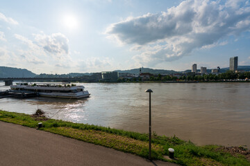 Blick nach Urfahr an der Donaulände in Linz