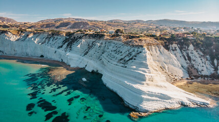 Scala dei Turchi, Sicilië, Italië. Luchtfoto van witte rotswanden, turquoise helder water. Siciliaans kusttoerisme, populaire toeristische attractie. Kalkstenen rotsformatie aan de kust.