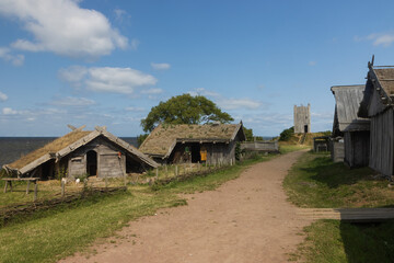 Wikingerdorf Foteviken mit Häusern und Verteidigungsturm.