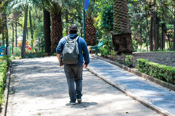 Obraz premium Young latin student walking in the park