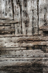 Puerta antigua de madera con texturas y clavos oxidados. Fondo textura.