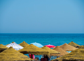 Vista de los parasoles de playa con el horizonte de fondo