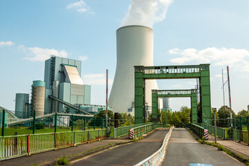 Hubbrücke in der Hafeneinfahrt Walsum mit dem Kraftwerk im Hintergrund - obrazy, fototapety, plakaty