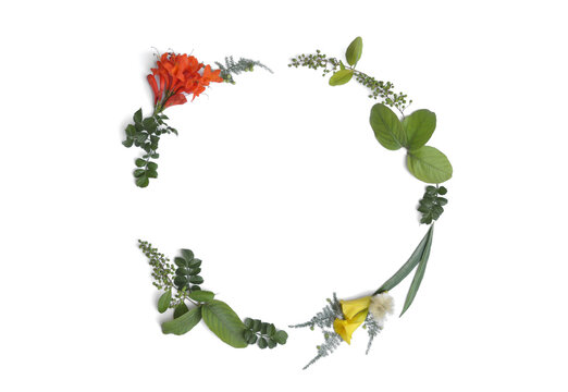 Corona floral. Marco circular con flores amarillas y anaranjadas
