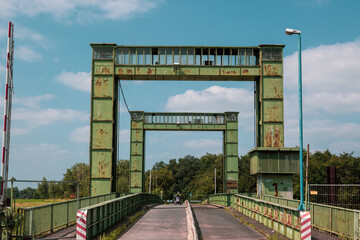 Hubbrücke in der Hafeneinfahrt Walsum