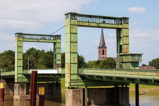 Hubbr&uuml;cke in der Hafeneinfahrt Walsum mit Kirche St. Dionysius