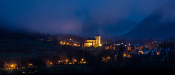 Fototapeta na wymiar Panoramic view of dusk in the mountain town of Broto