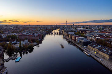 Fototapeta na wymiar Berlin Aerial, Oberbaum Brücke, Fernsehturm bei Sonnenuntergang