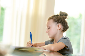 Mädchen, 6, macht Hausaufgabe