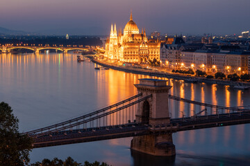 Obraz na płótnie Canvas View of the Hungarian Parliament building and chain bridge in Budapest, in the evening