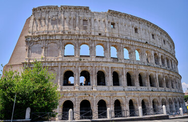 Fototapeta na wymiar panoramic view of the coliseum in Rome