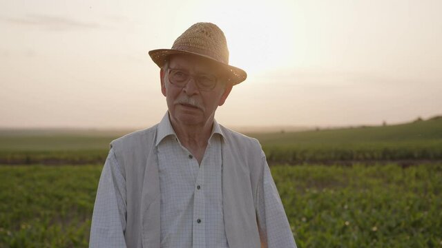 Close up view of a old man in glasses and straw hat