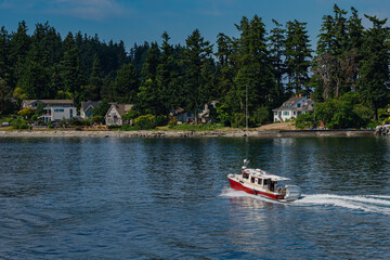 Obraz premium 2021-07-20 A RED MOTORBOAT IN THE PUGET SOUND OFF OF BAINBRIDGE ISLAND WASHINGTON