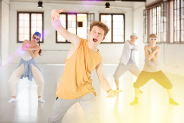 Obraz premium Group of teenagers dancing hip-hop and enjoying it