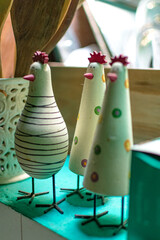 Gallinas decorativas en una casa I