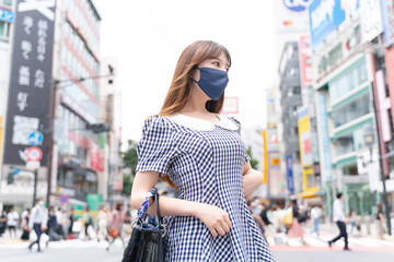 東京　渋谷　マスクの女性