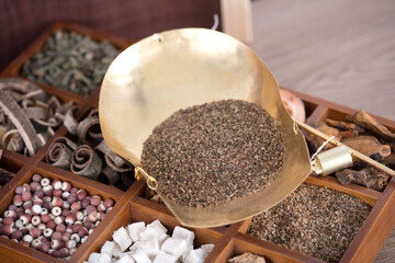 Chinese medicine Cnidium is on the weighing pan and the weighing pan is on the medicine box