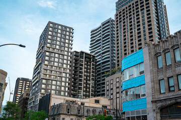 Obraz premium Montreal downtown building in summer with clear sky