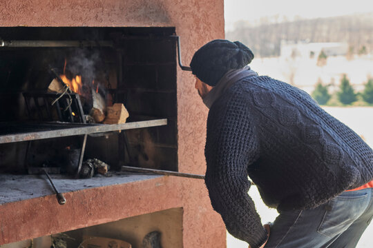 hombre prendiendo el fuego en la parrilla