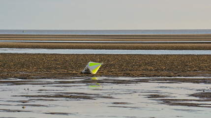 Priel im Wattenmeer vor einem Sandstrand an der Nordseeküste in Sankt Peter-Ording
