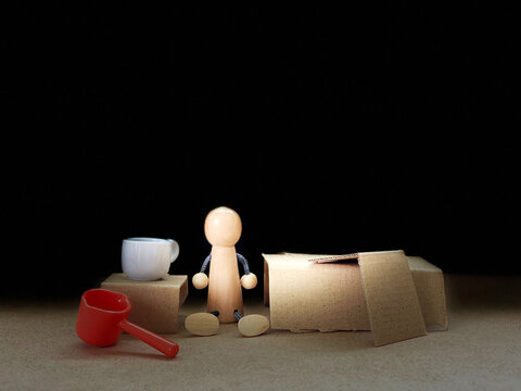 ホームレスイメージ_段ボールの中で座る人形