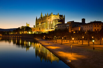 Fototapeta na wymiar Night Shot of the Cathedral of Santa Maria of Palma, Mallorca
