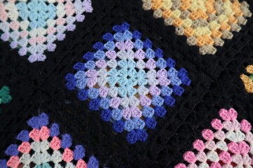 Blue knit crochet granny squares pattern blanket - obrazy, fototapety, plakaty