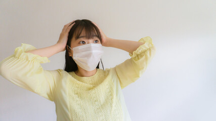 マスク　頭を抱える女性