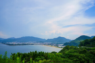 父母ヶ浜海水浴場と仁尾町の町並み(香川県三豊市)