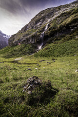 Cascade des Pyrénées verdure soleil Vallée 